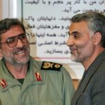 عکس؛ سفر به تاریخ؛ «پسر سردار سلیمانی» در آغوش «سردار قاآنی» بعد از شهادت پدر