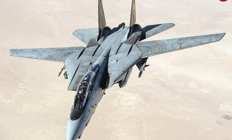 عکس؛ سفر در زمان؛ سوخت‌گیری هم زمان «دو جنگندۀ رهگیر F-14 تام‌کت» ایران در آسمان؛ سال 56