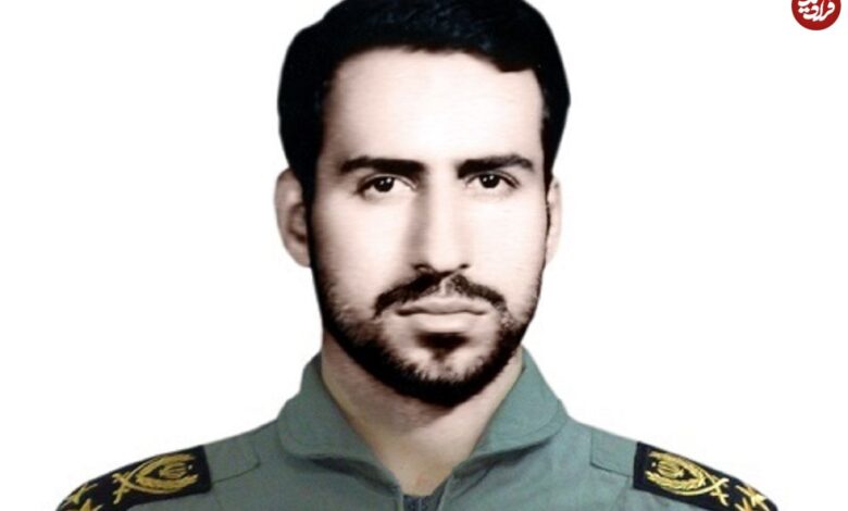 عکس؛ سفر در زمان؛ «احمد کشوری» خلبان مشهور بل ایاچ-۱ کبرا در کنار هلیکوپترش؛ دهه 50 1 عکس؛ سفر در زمان؛ «احمد کشوری» خلبان مشهور بل ایاچ-۱ کبرا در کنار هلیکوپترش؛ دهه 50