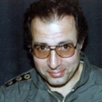 عکس؛ سفر در زمان؛ «جواد فکوری، فرمانده نیروی هوایی ارتش» در کنار جنگنده اش؛ دهه 50