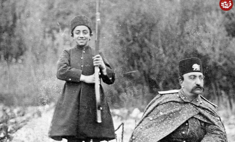 تاریخ و سفر در زمان؛ (عکس) به عصر قاجار آتلیهای «ملیجک ناصرالدین شاه» میانسالی کنار همسرش 1 (عکس) سفر به عصر قاجار؛ عکس آتلیهای «ملیجک ناصرالدین شاه» در میانسالی در کنار همسرش