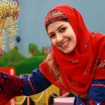 عکس؛ سفر به تاریخ؛ چهرۀ «ملیکا زارعی» (خاله شادونه) در نوجوانی در بین همکلاسی‌هایش