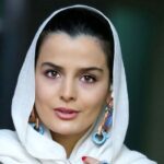 عکس| سفر زمان؛ تیپ و چهرۀ بازیگر نقش «سوجان» در مراسم اکران یک فیلم