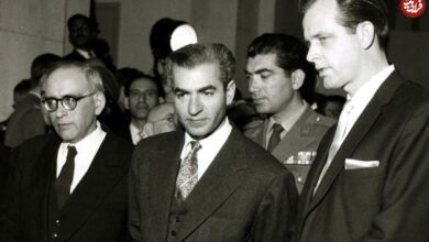 عکس| سفر در زمان؛ «محمدرضا پهلوی» در یک کنفرانس مطبوعاتی در روز ازدواج سوم اش؛ سال 1338