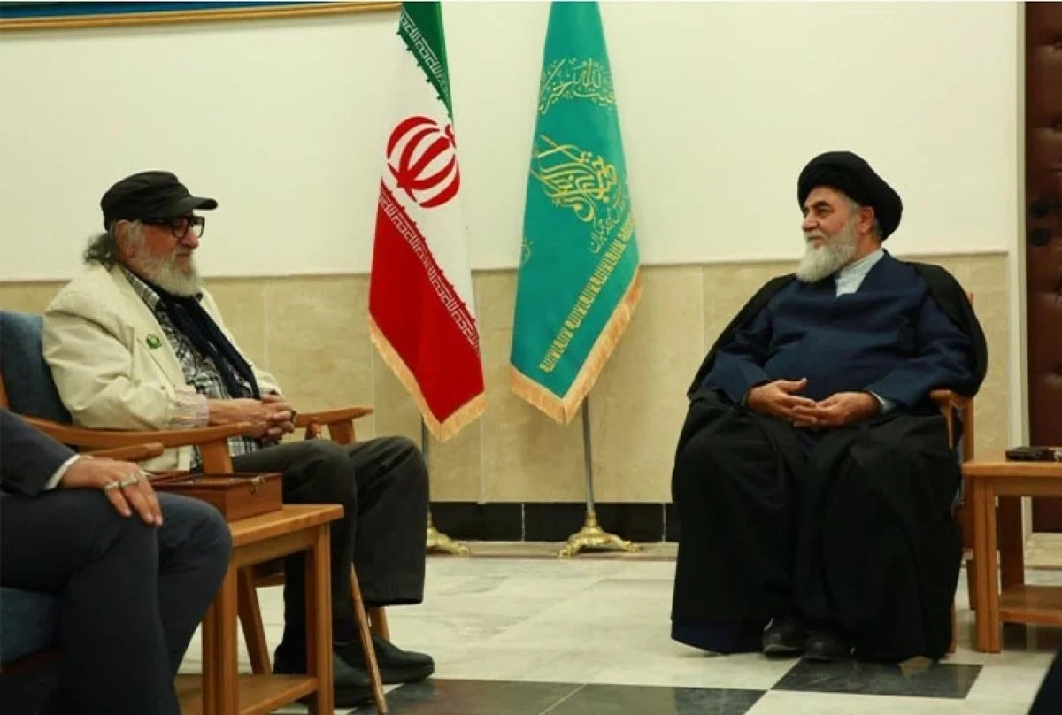 عکس روز | داریوش ارجمند، افتخارِ خادمیِ مسجد جمکران! 4 1404081221021444034568024