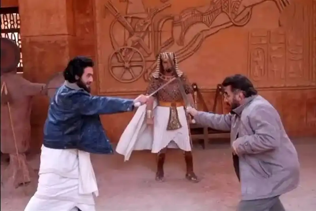 عکس روز | تمرینِ هیجانانگیز شمشیر زنی یوزارسیف و کارگردانِ "یوسف پیامبر" در پشت صحنه! 2 2 1217