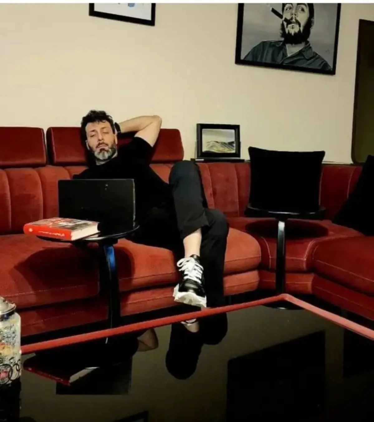 عکس روز | دکوراسیون کلاسیک و قرمز مجید واشقانی منزل مجردیاش 6 ctZ8a5KSekuP 1