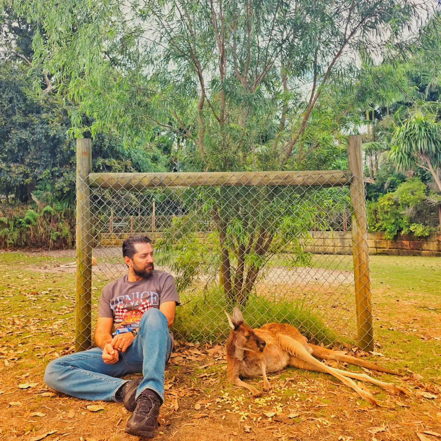 عکس روز | بهرام رادان و یه عکسِ باحال با کانگورو تو استرالیا! 2 photo 2025 11 02 09 54 09