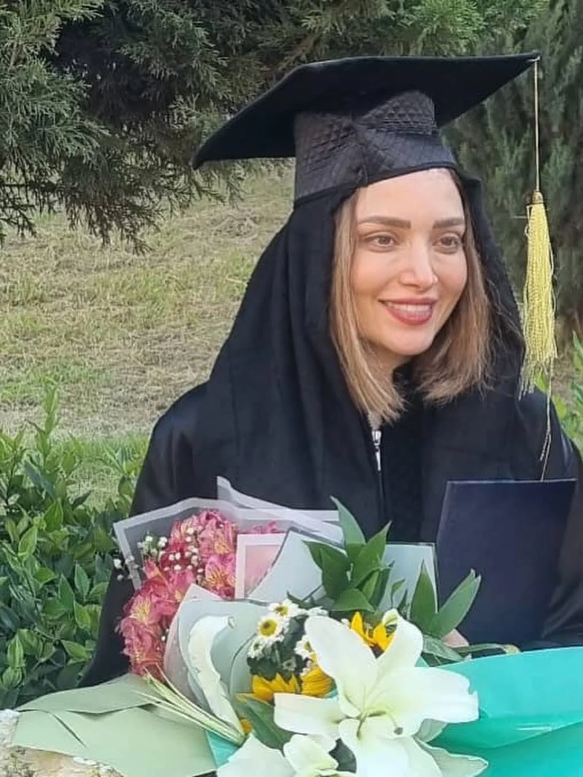 عکس روز | عکس پربازدید از جشن فارغالتحصیلی بهنوش طباطبایی! 2 photo 2025 11 09 00 20 57